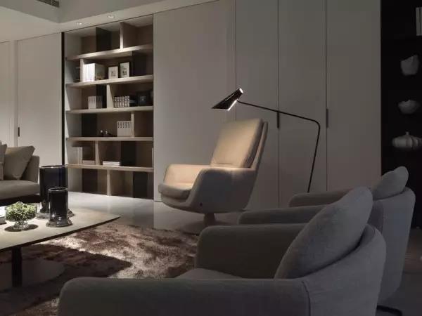 每个人的家里都少不了家具,这是组成家的一部分。传统的客厅不外乎老三样:沙发,茶几,电视柜。但如何布局却大有讲究! 像下图这样将座椅放在客厅中央规规矩矩地摆放,形成一个舒适的会谈区域;或是把沙发和座椅沿墙摆放,在客厅中间形成一个空间,这两种方式最不容易出错。 每个人的家里都少不了家具,这是组成家的一部分。传统的客厅不外乎老三样:沙发,茶几,电视柜。但如何布局却大有讲究! 像下图这样将座椅放在客厅中央规规矩矩地摆放,形成一个舒适的会谈区域;或是把沙发和座椅沿墙摆放,在客厅中间形成一个空间,这两种方式最不容易出错。